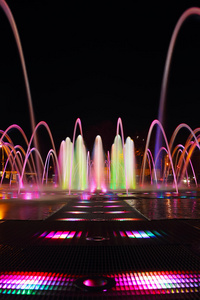 喷泉与五颜六色的照明在夜间