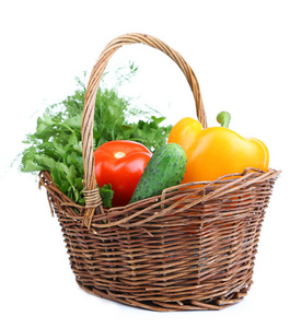 作文与孤立在白色的柳条篮中生蔬菜