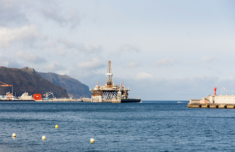 特内里费岛港口的天然气和石油钻机平台