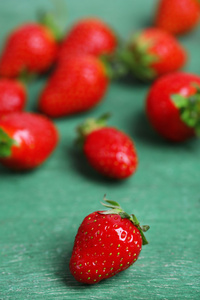 成熟的甜草莓色木背景
