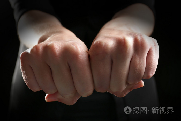 在黑色背景上的手拳头