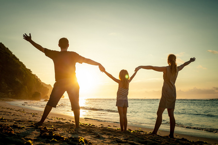 快乐家庭站在海滩上图片