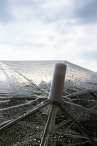 湿透明雨伞上天空背景