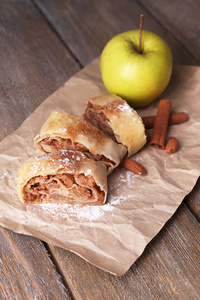 美味的自制苹果馅饼上纸餐巾，木制的背景上