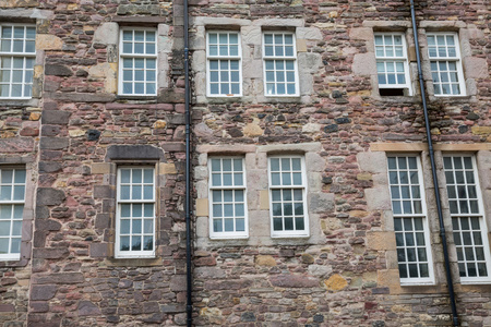 在爱丁堡的老式外墙前面观