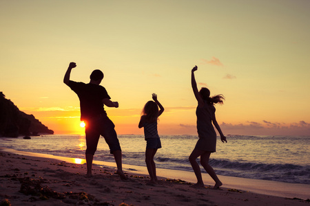 幸福的家庭，在黎明的时间在沙滩上玩