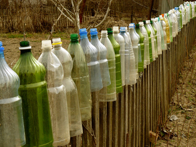 花园篱笆的塑料瓶