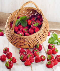 在篮子里的新鲜草莓