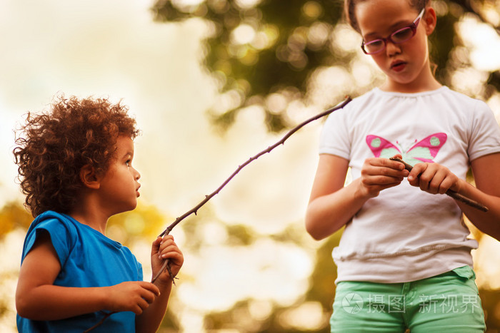 美国的黑人男孩和白人女孩