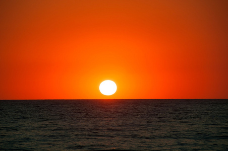 橘黄色的夕阳，在海的地平线上，天际线