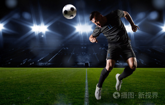 西班牙裔美国人的足球球员头球
