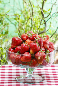 玻璃碗里新鲜成熟的草莓