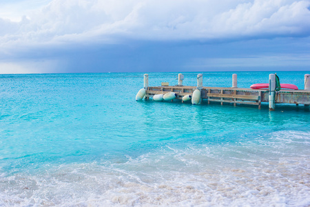完美的海滩，与码头的加勒比岛国在特克斯和凯科斯群岛