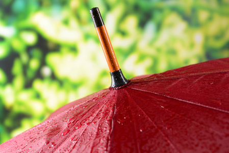 在明亮的背景上的红色雨伞