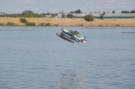 无线电遥控水上飞机起飞图片