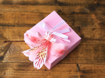 用弓和木桌特写花粉红色礼物
