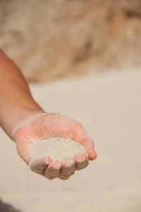 砂流通过女性的双手