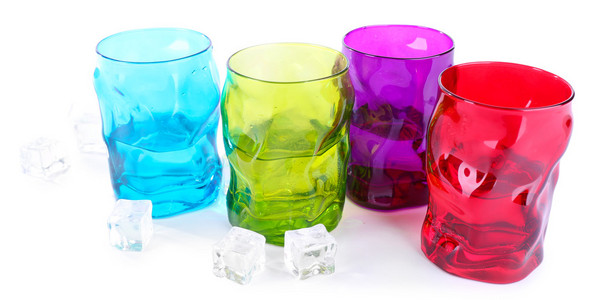 彩色玻璃杯和冰块上白色孤立图片