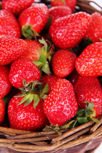 成熟的甜草莓在柳条篮子里，特写