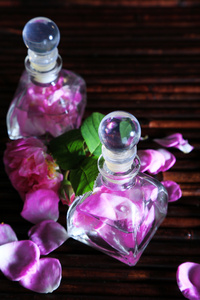 玫瑰精油，在瓶上竹垫背景