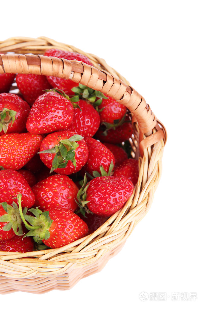 成熟的甜草莓在柳条篮子里,白色衬底上分离