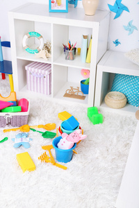 在儿童房的毛绒地毯上色彩鲜艳的玩具