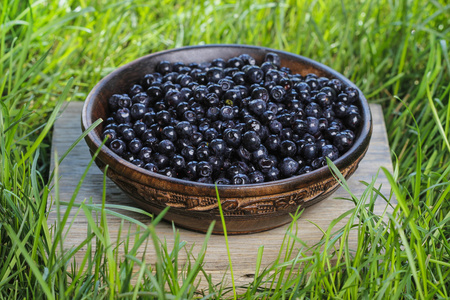 新鲜蓝莓的木碗。选择性焦点