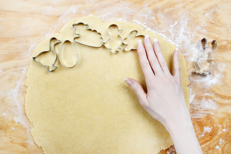 准备复活节姜饼。制作糕点的步骤