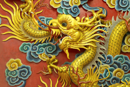 龙雕塑在中国寺庙中