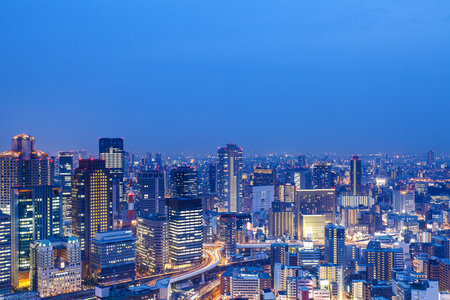 密集的天际线梅田区，大阪，日本