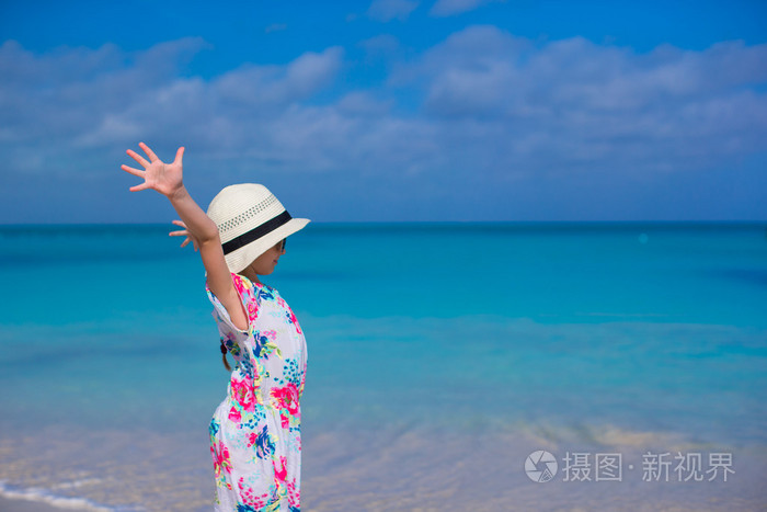 可爱的小女孩,在热带海滩度假期间