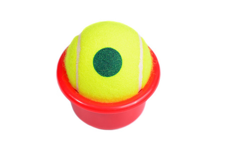 黄色网球中的红色的桶