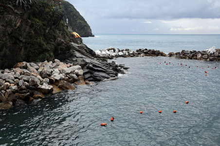 意大利辛克特里地中海沿岸的悬崖。