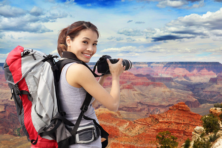 女人山的徒步旅行者拍照