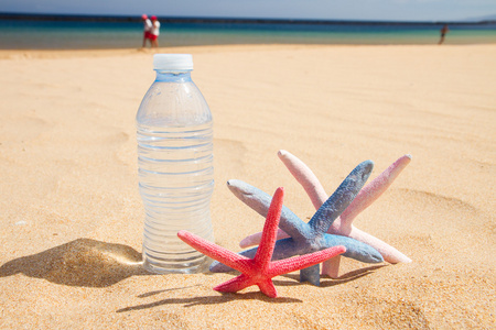 沙滩上瓶水