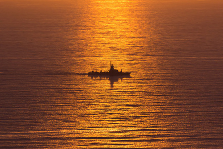 海军用船驶进夕阳