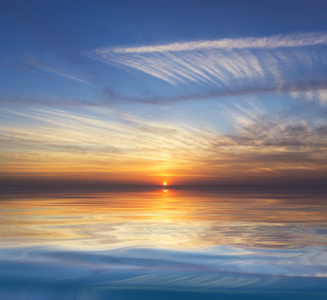 在水面的地平线阳光反射在水面日落日出照片