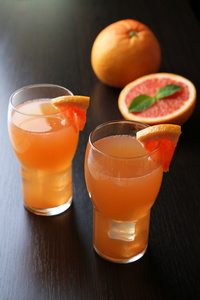 葡萄柚鸡尾酒在眼镜上木制的背景