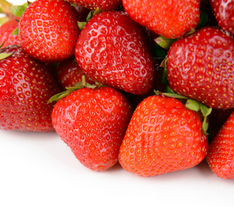 白色背景上的甜草莓成熟