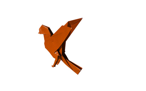 孤立的白色衬底上的橙色折纸鸟罗宾