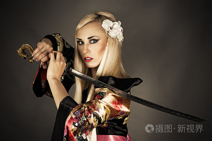 日本武士刀的女人