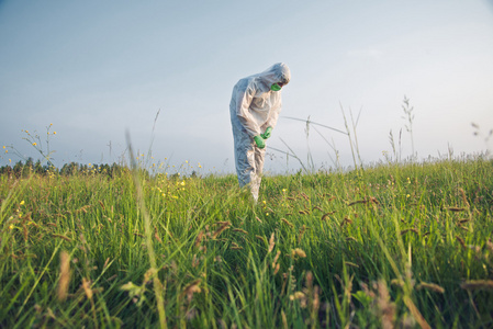 科学家在生物危害制服室外