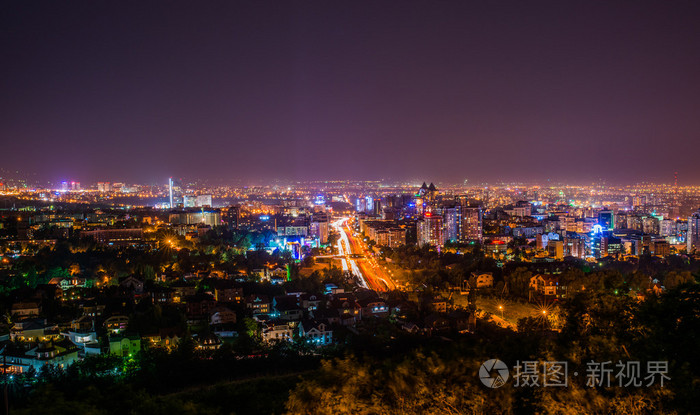 阿拉木图在夜间时间