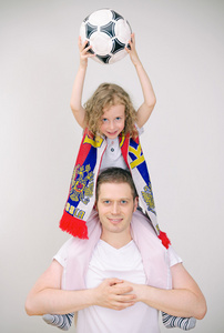 父亲和女儿支持他们体育队图片