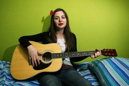 女孩喜欢弹吉他