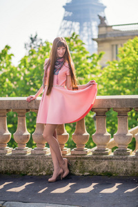 在巴黎的粉红色连衣裙的女孩