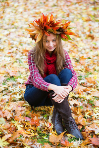 美丽的女孩在五彩缤纷的秋色花圈