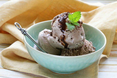 美味新鲜自制巧克力冰淇淋夏日甜点