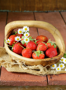 新鲜成熟的草莓夏季浆果乡村风格一篮子