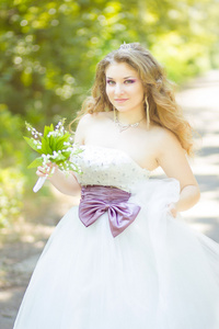 一个漂亮的年轻新娘华丽的婚纱自然中的肖像